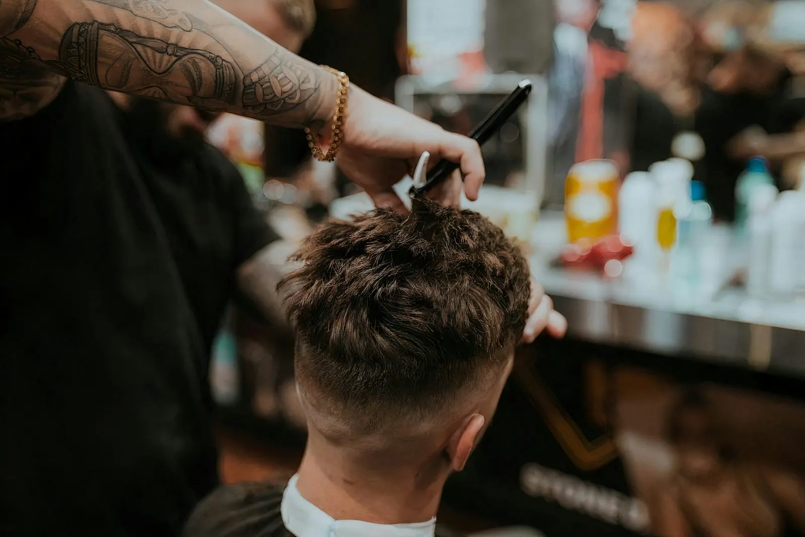 Frischer Fade-Haarschnitt von hinten