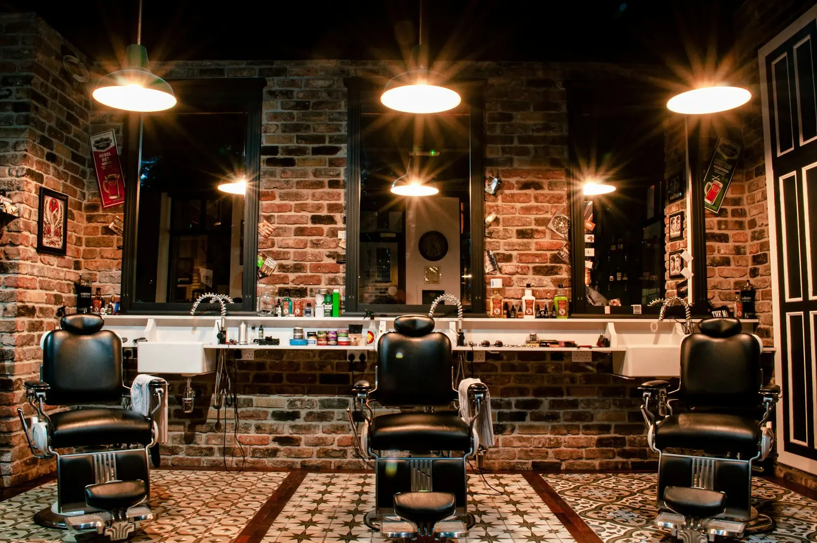 Barbershop-Einrichtung mit Backsteinwand und Lederstühlen
