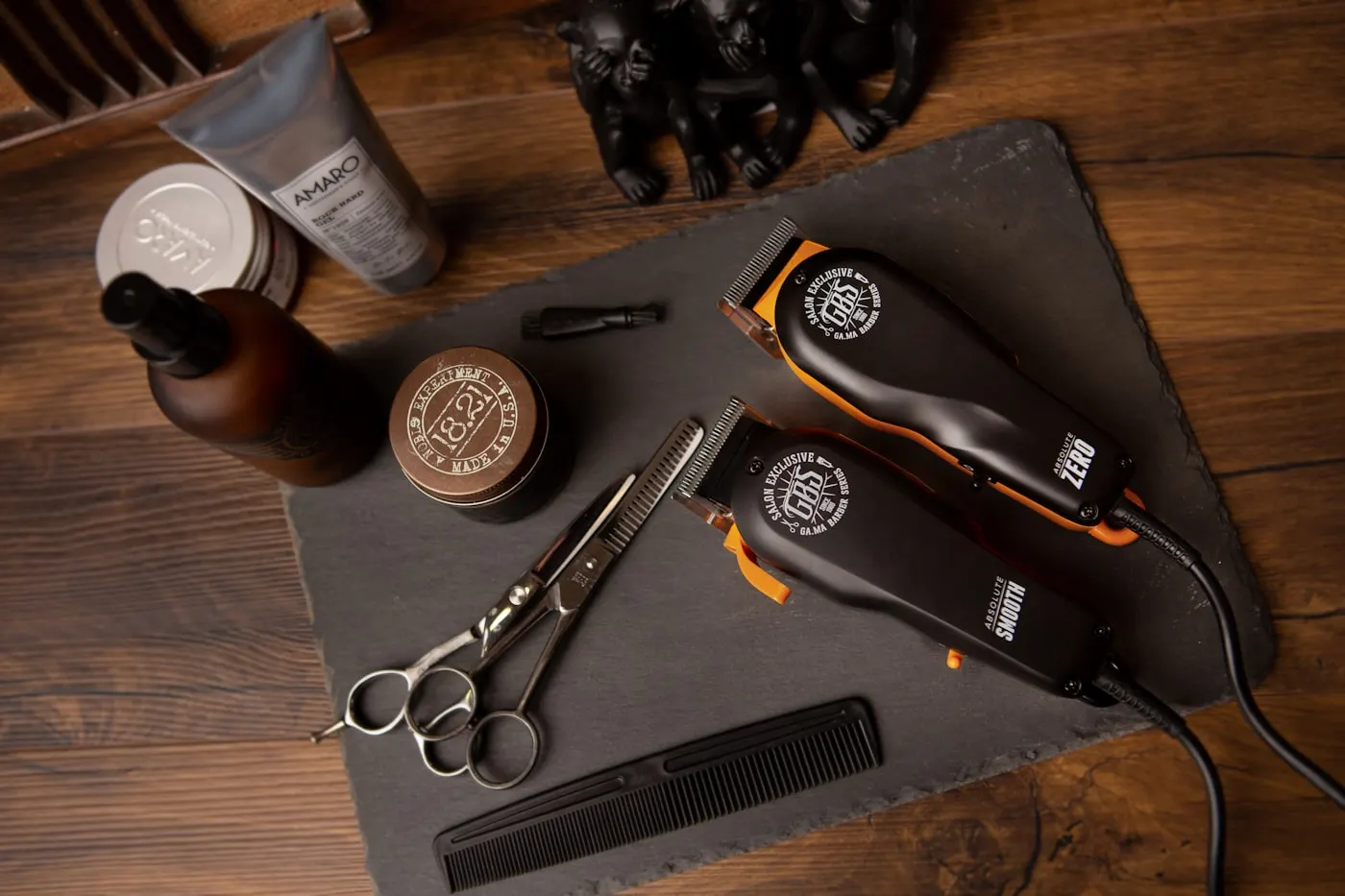 Barber-Werkzeug: Maschinen, Schere, Kamm und Pomade auf Holztisch